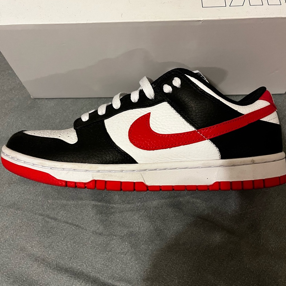 Nike Black and White Athletic Shoes - Picture 3 of 4